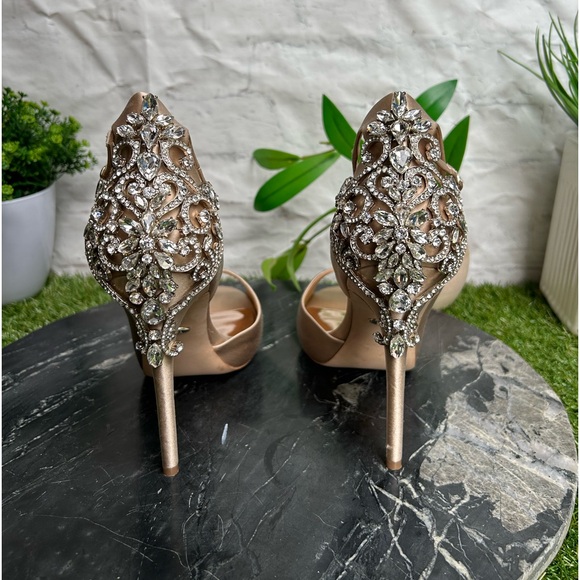 Badgley Mischka Karson Ankle Strap Peep
Toe Pump Ivory Satin women size 9 4.5" - Picture 8 of 17